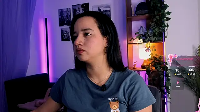 Snapshot of emilyrouxe chatting on 09-12-25, 03:56 emilyrouxe online show from 09-12-25, 03:56