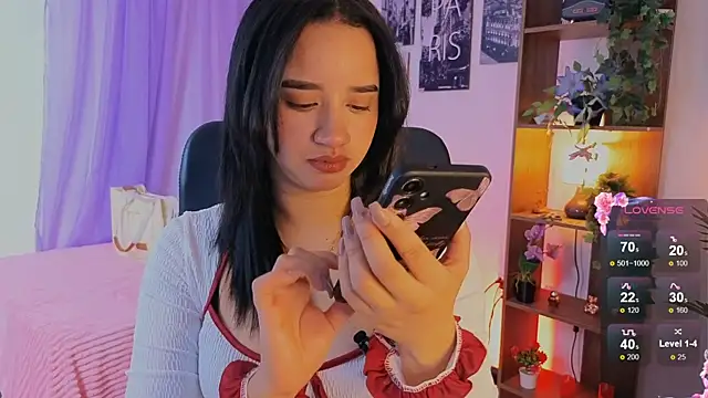 Snapshot of emilyrouxe chatting on 10-17-25, 04:20 emilyrouxe online show from 10-17-25, 04:20