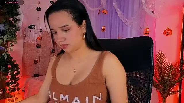 Snapshot of emilyrouxe chatting on 10-28-25, 04:09 emilyrouxe online show from 10-28-25, 04:09