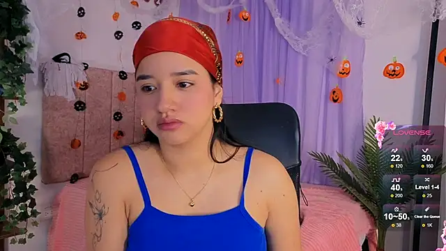 Snapshot of emilyrouxe chatting on 10-29-25, 02:30 emilyrouxe online show from 10-29-25, 02:30