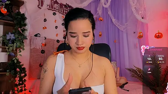 Snapshot of emilyrouxe chatting on 10-31-25, 03:02 emilyrouxe online show from 10-31-25, 03:02