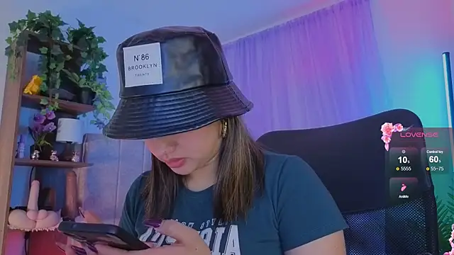 Snapshot of emilyrouxe chatting on 11-28-25, 04:09 emilyrouxe online show from 11-28-25, 04:09