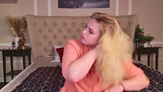 Snapshot of KarenLong chatting on 12-03-24, 01:52 KarenLong online show from 12-03-24, 01:52