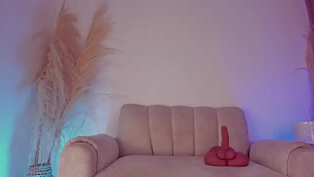 Snapshot of sara_gwen chatting on 10-10-25, 01:04 sara gwen online show from 10-10-25, 01:04