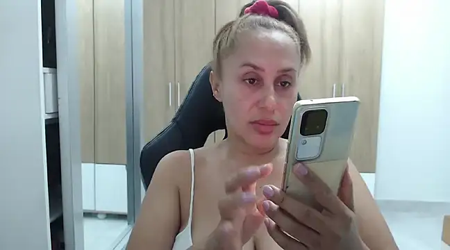 Snapshot of RoxanaLove9 chatting on 12-24-24, 11:22 RoxanaLove9 online show from 12-24-24, 11:22