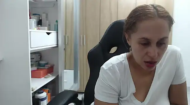 Snapshot of RoxanaLove9 chatting on 12-27-24, 04:04 RoxanaLove9 online show from 12-27-24, 04:04