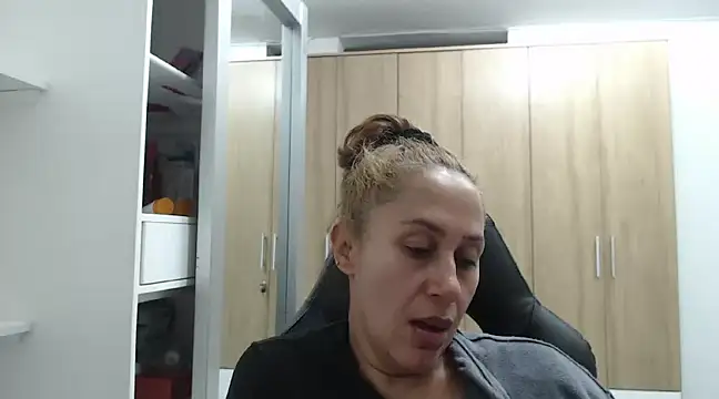 Snapshot of RoxanaLove9 chatting on 01-05-25, 03:00 RoxanaLove9 online show from 01-05-25, 03:00