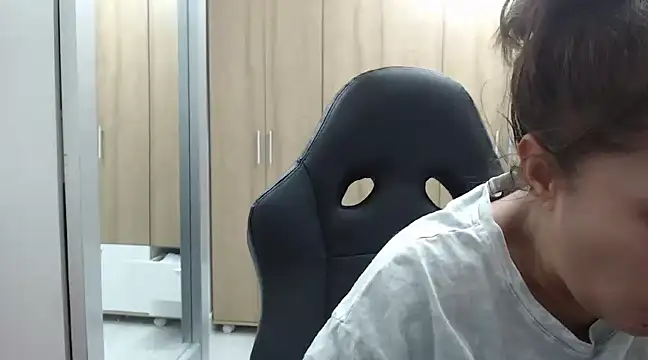 Snapshot of RoxanaLove9 chatting on 02-06-25, 03:59 RoxanaLove9 online show from 02-06-25, 03:59