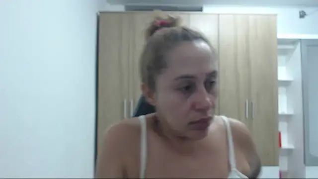 Snapshot of RoxanaLove9 chatting on 09-15-25, 10:21 RoxanaLove9 online show from 09-15-25, 10:21