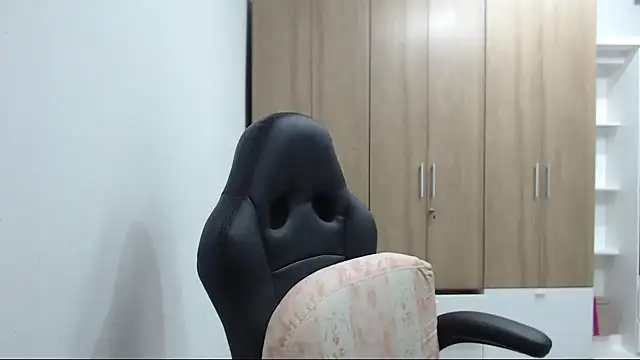 RoxanaLove9 online show from 11-18-25, 09:19