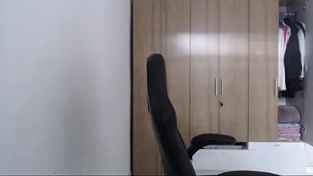 RoxanaLove9 online show from 12-15-25, 08:35