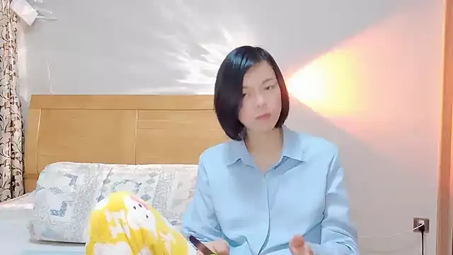 Snapshot of Linda-LL chatting on 02-04-25, 10:54 Linda-LL online show from 02-04-25, 10:54