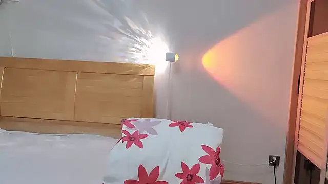 Snapshot of Linda-LL chatting on 02-15-25, 05:30 Linda-LL online show from 02-15-25, 05:30