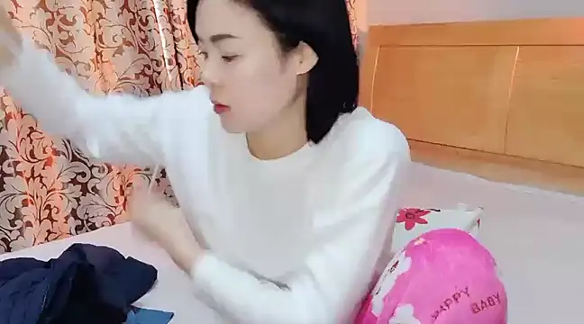 Snapshot of Linda-LL chatting on 02-19-25, 06:00 Linda-LL online show from 02-19-25, 06:00