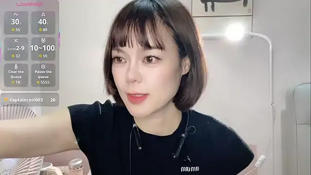 Snapshot of Linda-LL chatting on 10-19-25, 12:50 Linda-LL online show from 10-19-25, 12:50