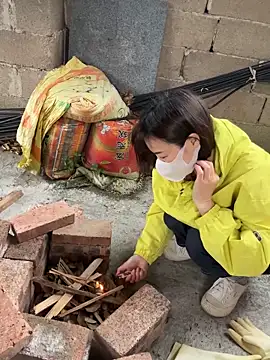 Snapshot of Linda-LL chatting on 10-22-25, 05:30 Linda-LL online show from 10-22-25, 05:30