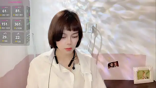 Snapshot of Linda-LL chatting on 10-26-25, 06:19 Linda-LL online show from 10-26-25, 06:19