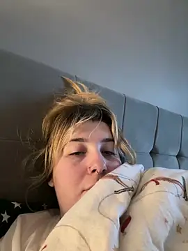 Snapshot of Curvy_Rosie99 chatting on 12-27-24, 02:12 Curvy Rosie99 online show from 12-27-24, 02:12