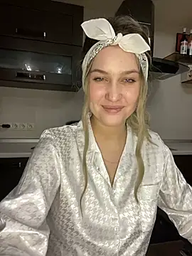 Snapshot of KikiWatson chatting on 12-23-24, 03:01 KikiWatson online show from 12-23-24, 03:01