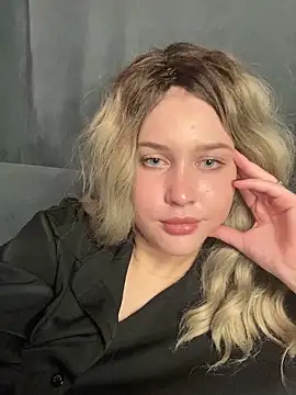 Snapshot of KikiWatson chatting on 12-29-24, 04:30 KikiWatson online show from 12-29-24, 04:30