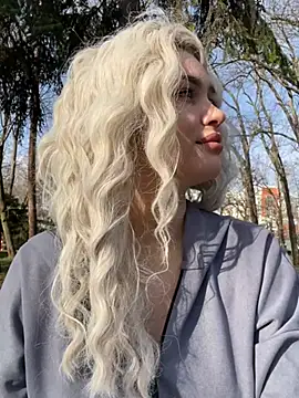 Snapshot of KikiWatson chatting on 01-08-25, 08:06 KikiWatson online show from 01-08-25, 08:06