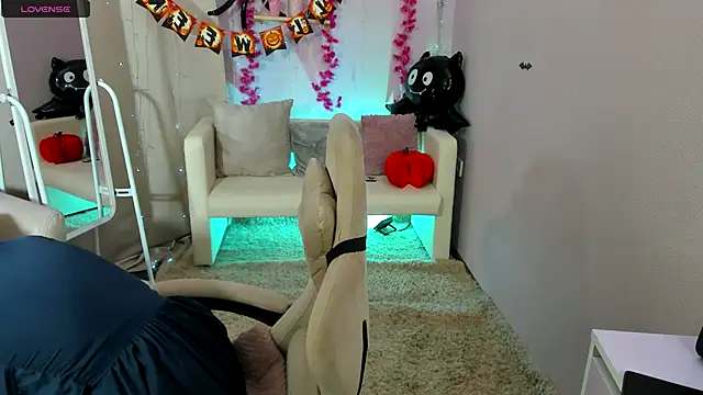 DreamyLuna online show from 10-18-25, 08:31