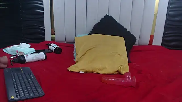 Snapshot of Melody_Megann chatting on 03-18-25, 11:52 Melody Megann online show from 03-18-25, 11:52