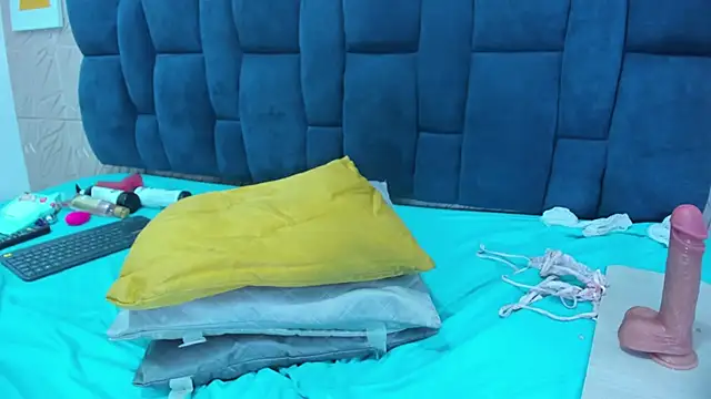 Snapshot of Melody_Megann chatting on 03-20-25, 01:57 Melody Megann online show from 03-20-25, 01:57