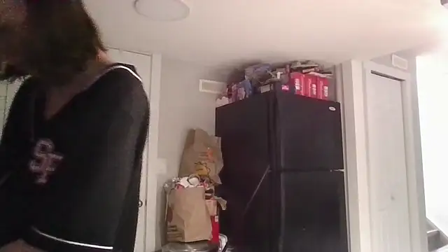 Snapshot of TheSexiest2025 chatting on 02-12-25, 06:09 TheSexiest2025 online show from 02-12-25, 06:09