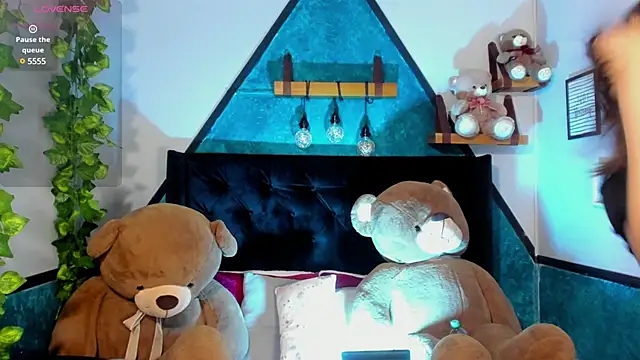 Snapshot of _Sophie__miller chatting on 02-13-25, 08:13 Sophie miller online show from 02-13-25, 08:13