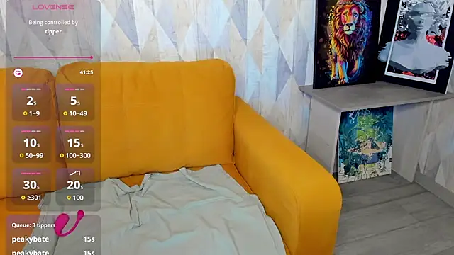 Snapshot of Michelle_Blond chatting on 02-10-25, 01:11 Michelle Blond online show from 02-10-25, 01:11