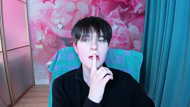 Snapshot of EmiliaYours chatting on 02-02-25, 04:00 EmiliaYours online show from 02-02-25, 04:00