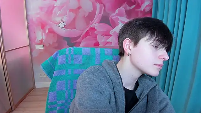 Snapshot of EmiliaYours chatting on 02-07-25, 03:52 EmiliaYours online show from 02-07-25, 03:52