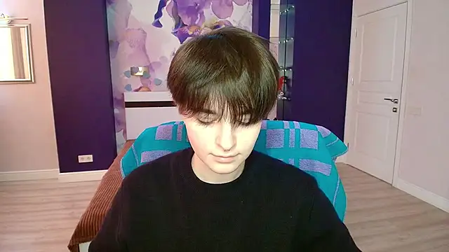 Snapshot of EmiliaYours chatting on 02-18-25, 01:33 EmiliaYours online show from 02-18-25, 01:33