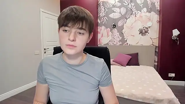 Snapshot of EmiliaYours chatting on 09-19-25, 03:13 EmiliaYours online show from 09-19-25, 03:13