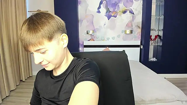 Snapshot of EmiliaYours chatting on 09-30-25, 12:32 EmiliaYours online show from 09-30-25, 12:32