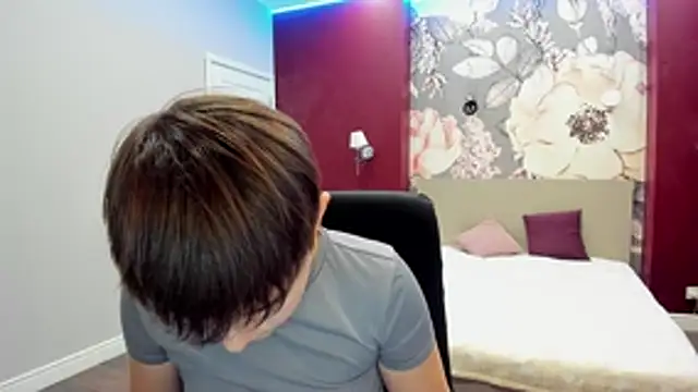 Snapshot of EmiliaYours chatting on 10-24-25, 01:40 EmiliaYours online show from 10-24-25, 01:40