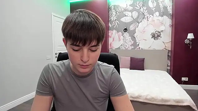 Snapshot of EmiliaYours chatting on 11-11-25, 03:01 EmiliaYours online show from 11-11-25, 03:01