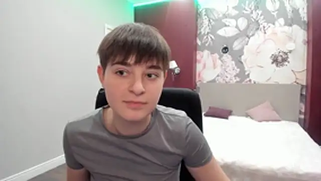 Snapshot of EmiliaYours chatting on 11-14-25, 04:17 EmiliaYours online show from 11-14-25, 04:17