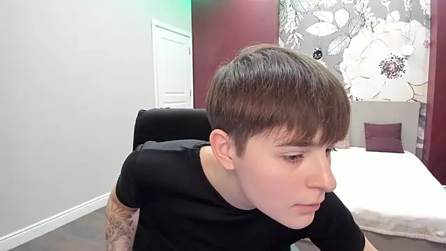 Snapshot of EmiliaYours chatting on 11-17-25, 03:18 EmiliaYours online show from 11-17-25, 03:18