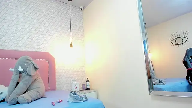 Snapshot of MAYROBERTSS chatting on 03-20-25, 12:53 MAYROBERTSS online show from 03-20-25, 12:53