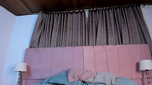 Snapshot of aurora_divine chatting on 02-26-25, 01:43 aurora divine online show from 02-26-25, 01:43