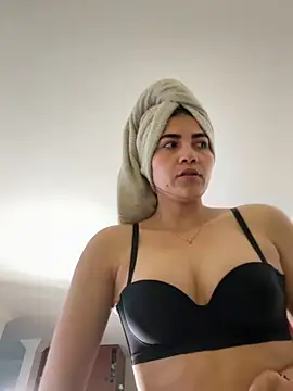 Snapshot of aurora_divine chatting on 10-22-25, 12:27 aurora divine online show from 10-22-25, 12:27