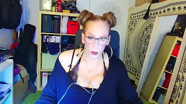 MaxiEmily online show from 02-10-25, 12:41