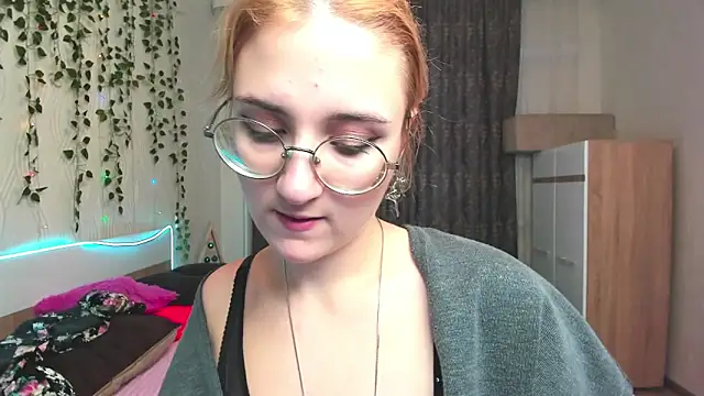 Miss Elsa  online show from 12-21-24, 03:36