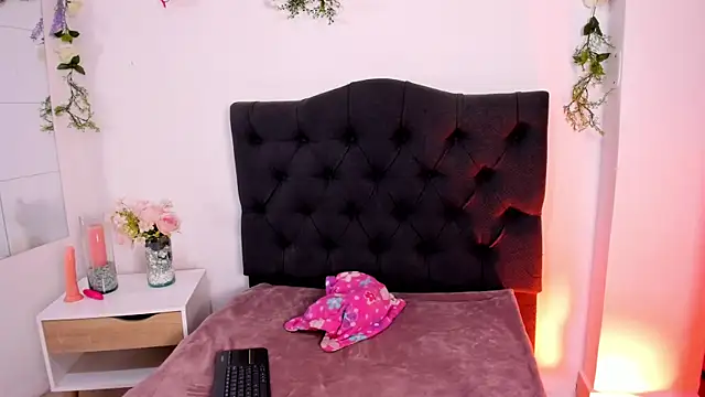 Snapshot of Alyssa_jones chatting on 12-28-24, 03:47 Alyssa jones online show from 12-28-24, 03:47