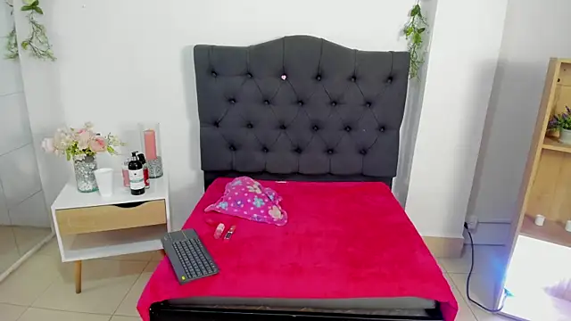 Snapshot of Alyssa_jones chatting on 03-04-25, 03:44 Alyssa jones online show from 03-04-25, 03:44