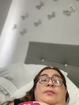 Snapshot of AntonellaAlondra4 chatting on 11-17-25, 01:28 AntonellaAlondra4 online show from 11-17-25, 01:28