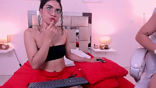 Snapshot of saraandstiven chatting on 03-14-25, 09:14 saraandstiven online show from 03-14-25, 09:14