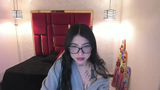 Snapshot of Violet_m chatting on 10-26-25, 12:44 Violet m online show from 10-26-25, 12:44